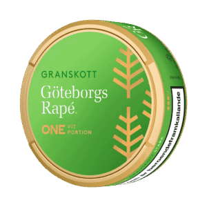 Göteborgs Rapé ONE Granskott Vit Portion – dosan sedd snett framifrån, stark vit portion tobakssnus med granskottssmak från Swedish Match