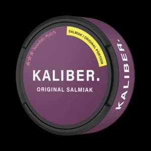 Kaliber Original Salmiak – dosan sedd snett framifrån, originalportion tobakssnus med salmiak från Swedish Match