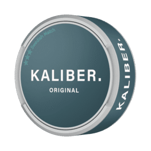 Kaliber Original – dosan sedd snett framifrån, originalportion tobakssnus från Swedish Match