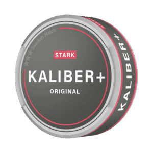 Kaliber Plus Original Stark – dosan sedd snett framifrån, originalportion tobakssnus med högre nikotinhalt från Swedish Match