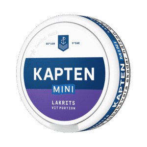 Kapten Vit Lakrits Mini – dosan sedd snett framifrån, vit portion tobakssnus i miniformat med tobak och lakrits från Swedish Match