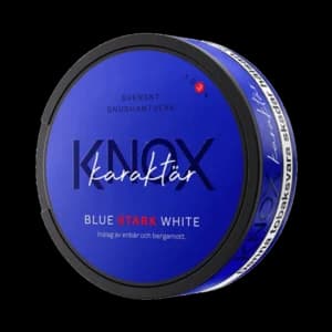 Knox Karaktär Blue Stark White – dosan sedd snett framifrån, stark vit portion tobakssnus med bergamott och enbär från Skruf Snus