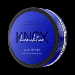 Knox Karaktär Blue White – dosan sedd snett framifrån, vit portion tobakssnus med bergamott och enbär från Skruf Snus