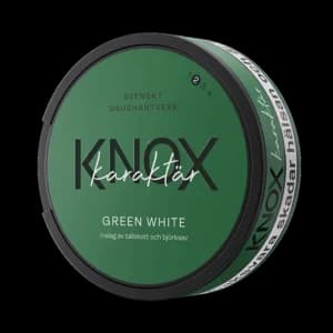 Knox Karaktär Green White – dosan sedd snett framifrån, vit portion tobakssnus med tallskott och björksav från Skruf Snus
