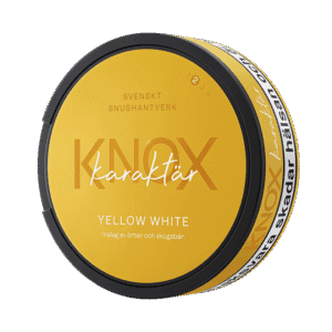 Knox Karaktär Yellow White – dosan sedd snett framifrån, vit portion tobakssnus med örter och vilda bär från Skruf Snus