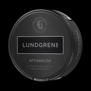 Lundgrens Aftonglöd – dosan sedd snett framifrån, vit portion tobakssnus med läder och bergamott från BAT