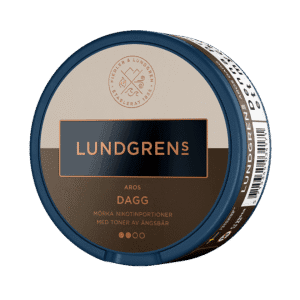 Lundgrens Aros Dagg 8mg – dosan sedd snett framifrån, tobaksfri nikotinportion med tobakssmak och ängsbär från BAT