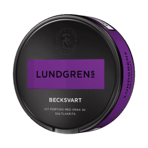Lundgrens Becksvart – dosan sedd snett framifrån, vit portion tobakssnus med saltlakrits och salmiak från BAT