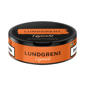 Lundgrens Lägereld – dosan sedd från sidan, vit portion tobakssnus med rök och enbär från BAT