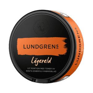 Lundgrens Lägereld – dosan sedd snett framifrån, vit portion tobakssnus med rök och enbär från BAT