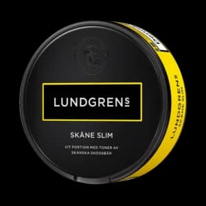 Lundgrens Skåne Slim – dosan sedd snett framifrån, vit slimportion tobakssnus med vilda bär och enbär från BAT