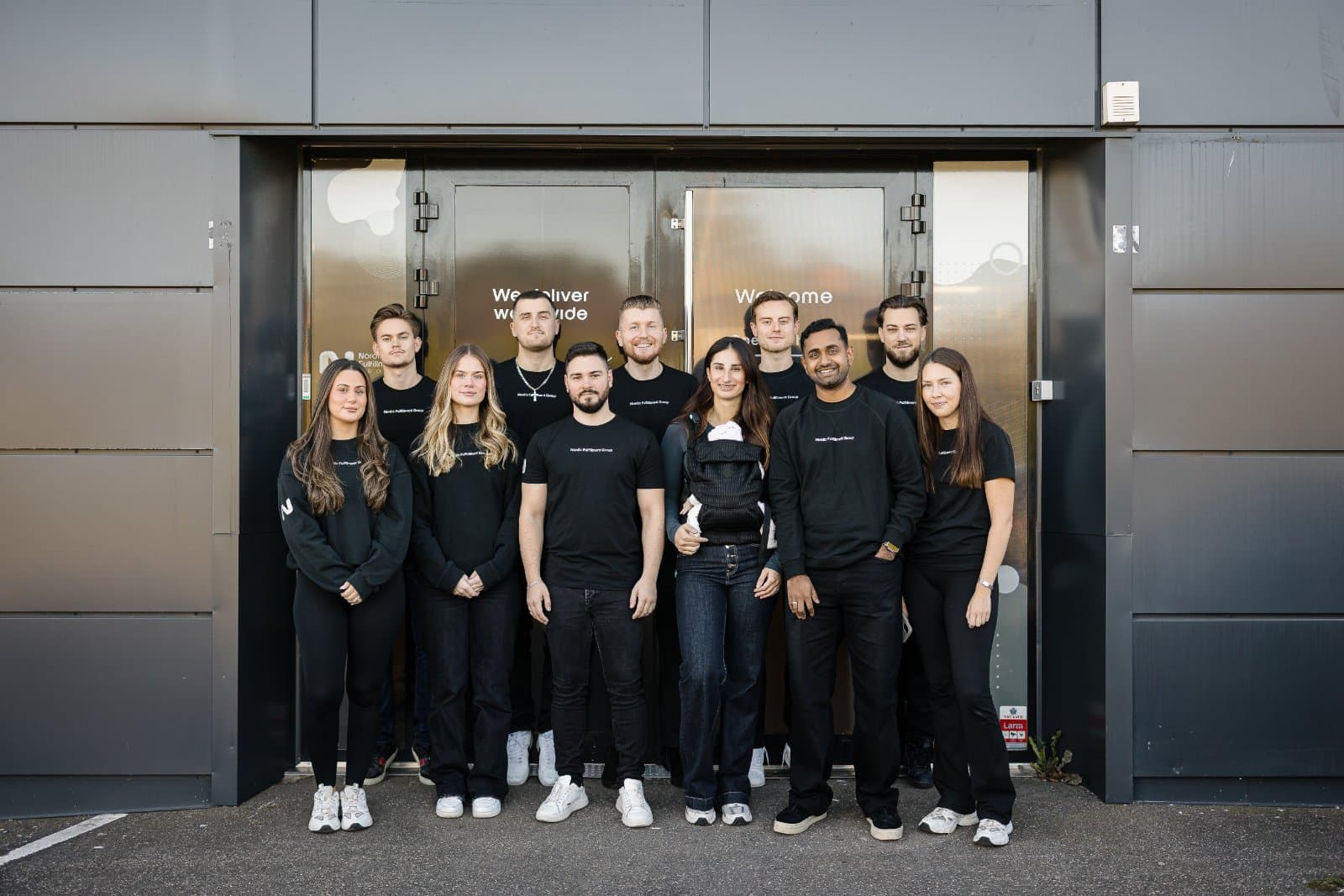 Teamet på Nordic Fulfillment Group utanför lagret i Skövde
